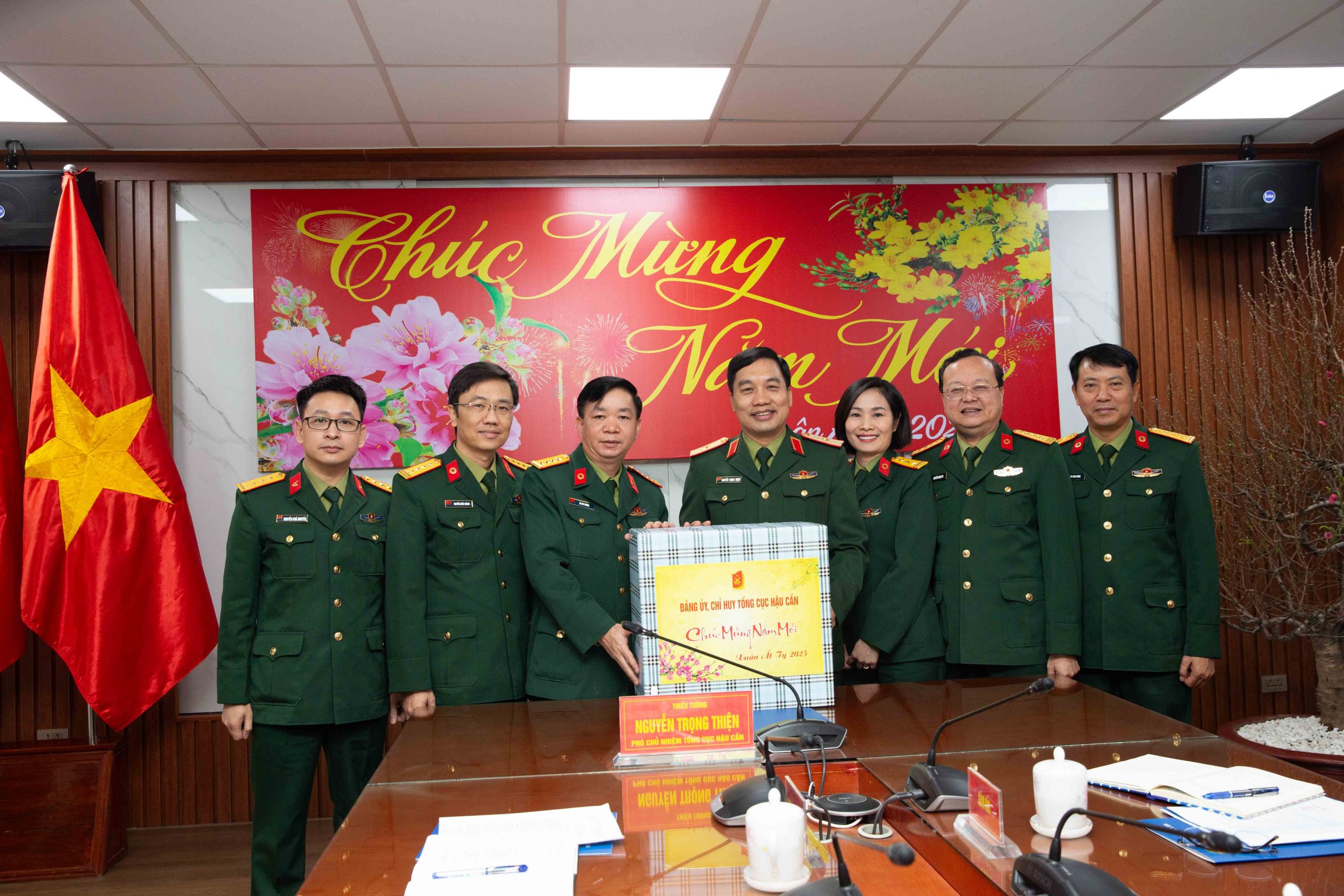 Các thủ trưởng tới thăm Bệnh viện